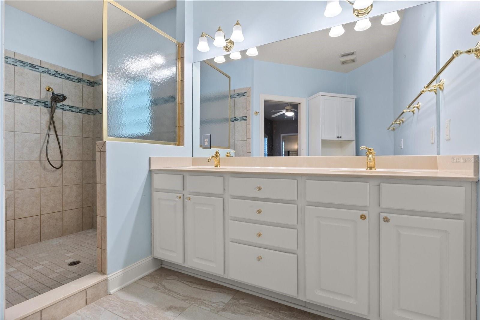 Image 21 of 44 For 512 Clarendon Avenue