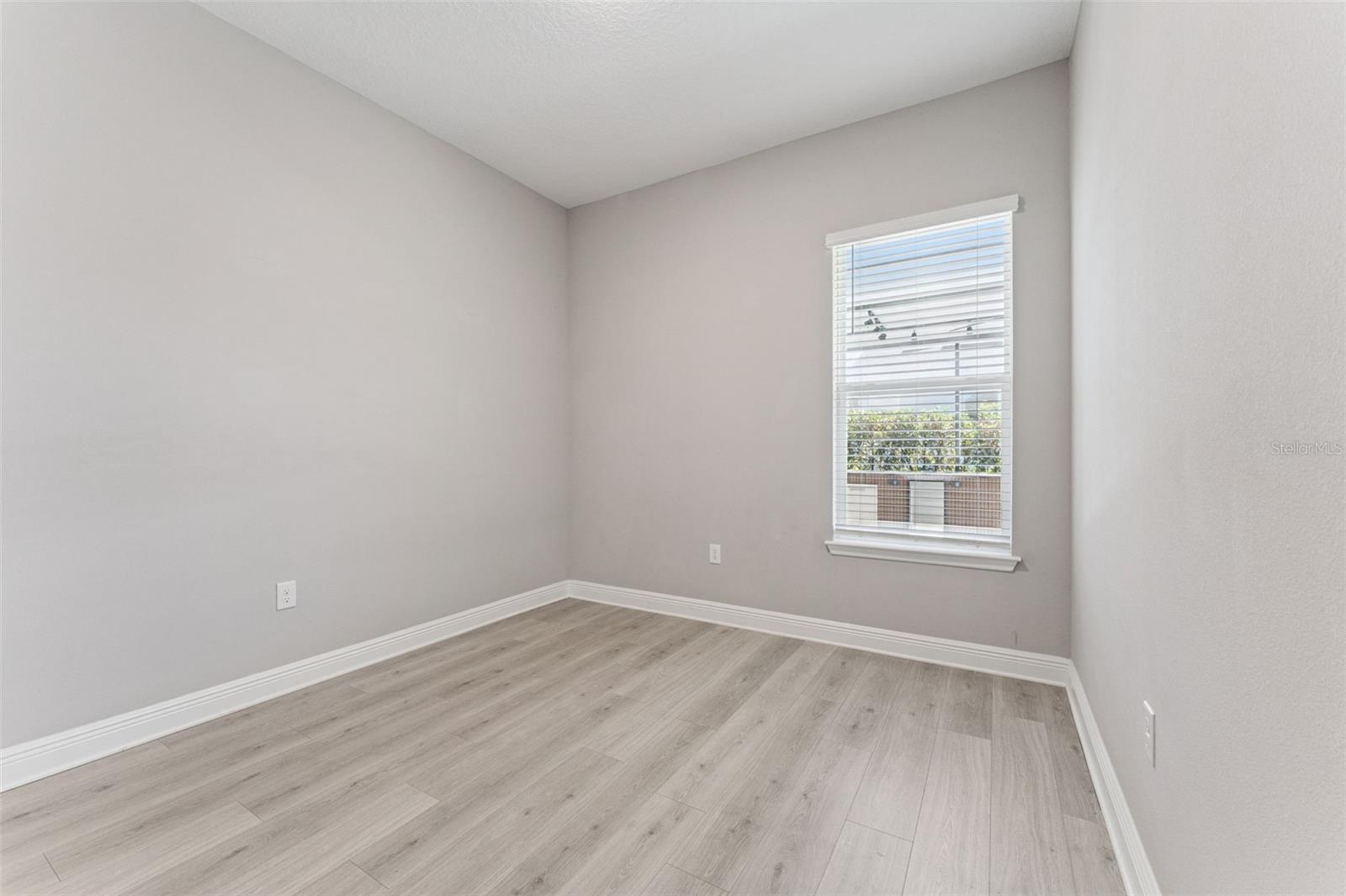 Image 18 of 37 For 19058 Planetree Street