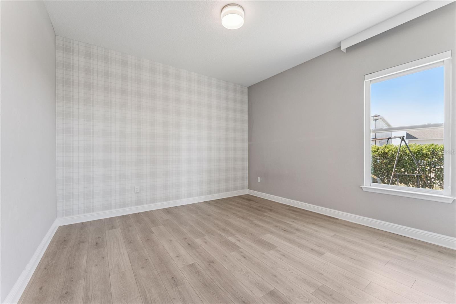 Image 20 of 37 For 19058 Planetree Street