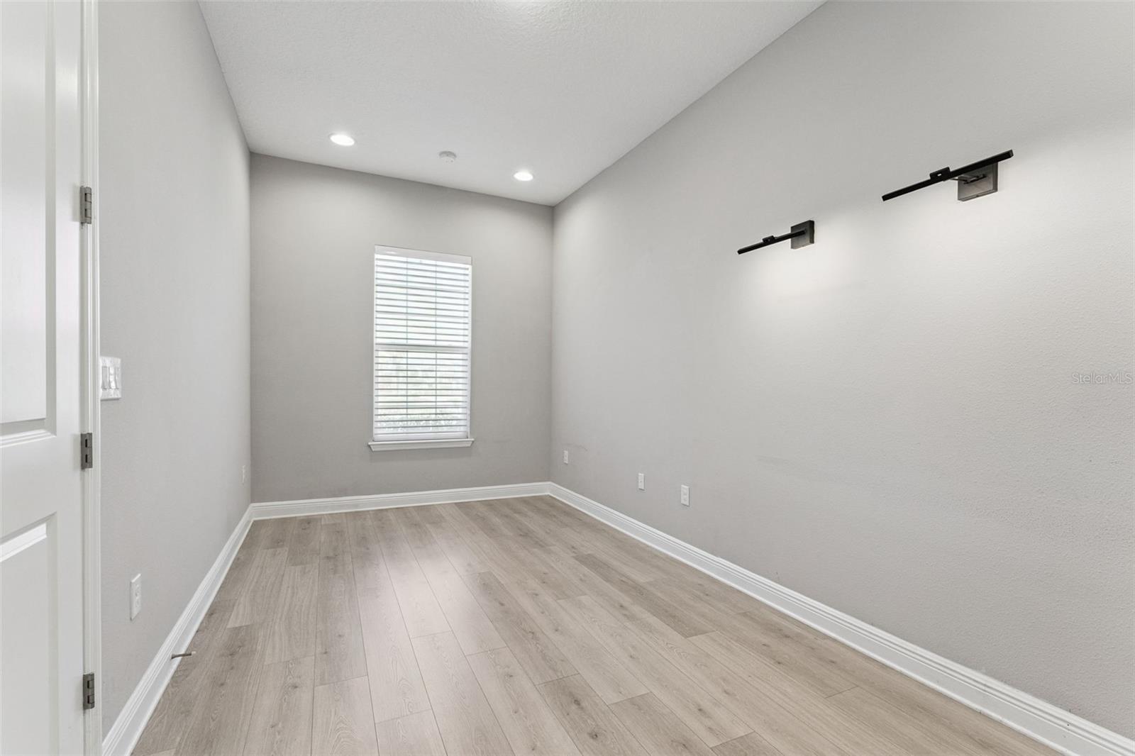 Image 24 of 37 For 19058 Planetree Street