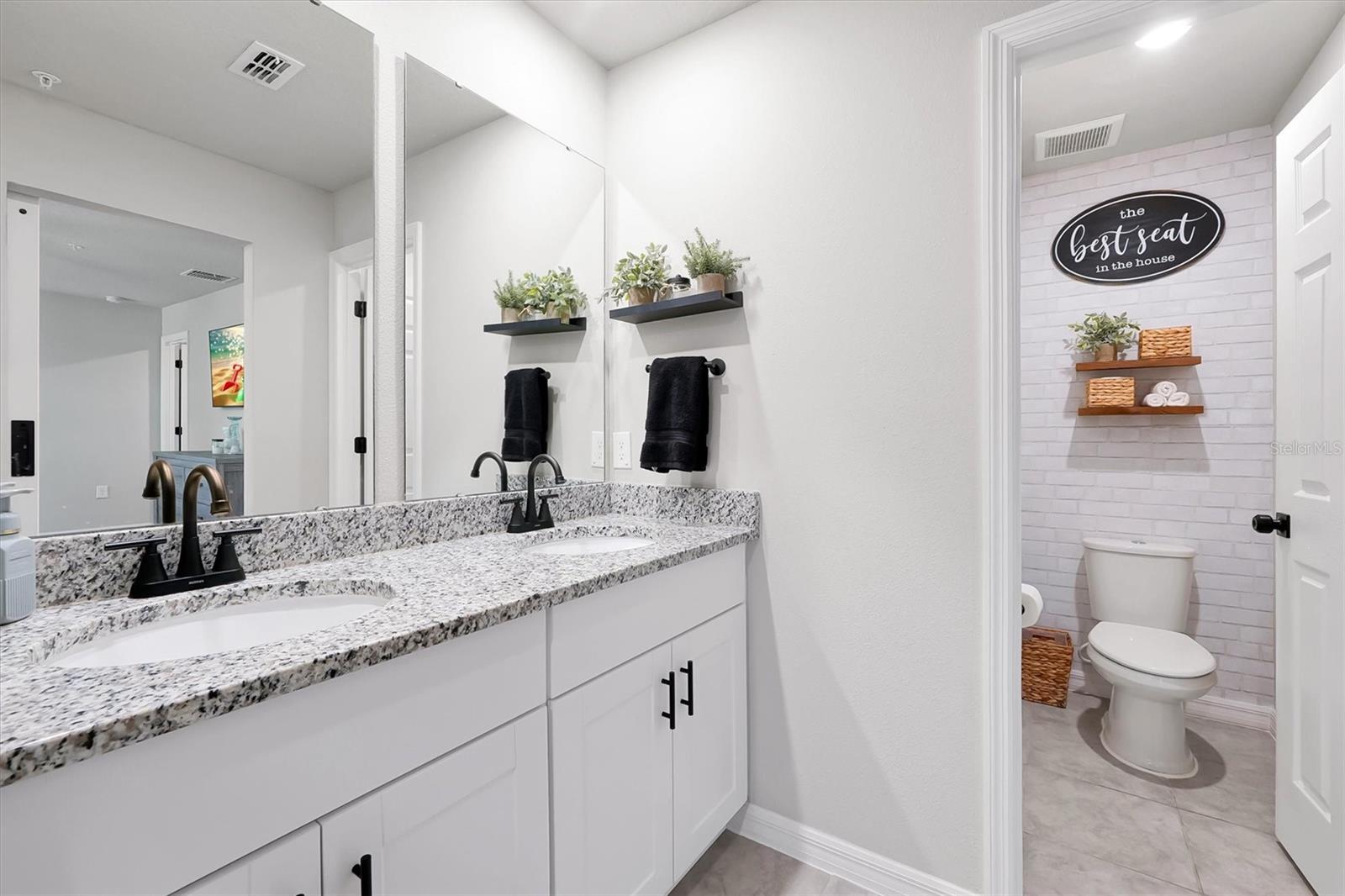 Image 18 of 39 For 1027 Robin Holly Street