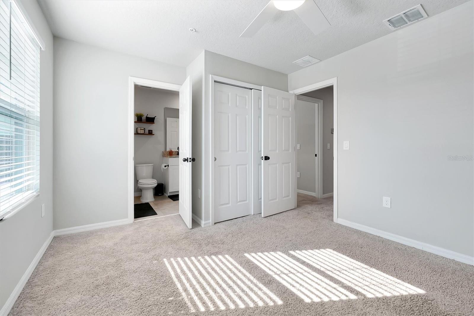 Image 24 of 39 For 1027 Robin Holly Street