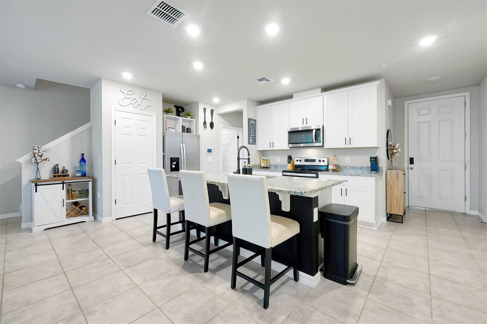 Image 5 of 39 For 1027 Robin Holly Street