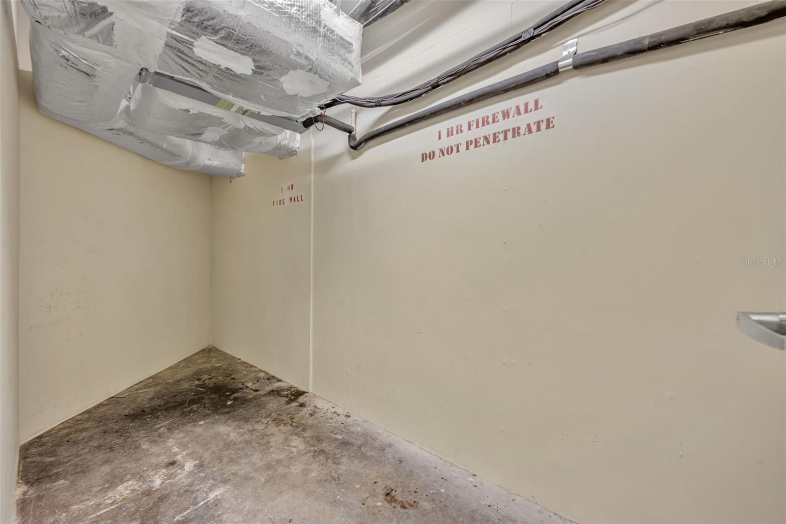 Image 27 of 32 For 2305 Edgewater Drive 1408