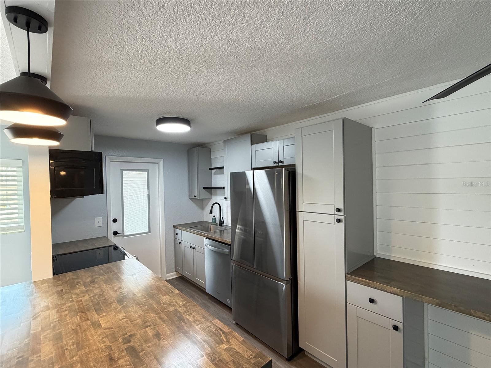 Image 4 of 11 For 320 Lakeview Street 220