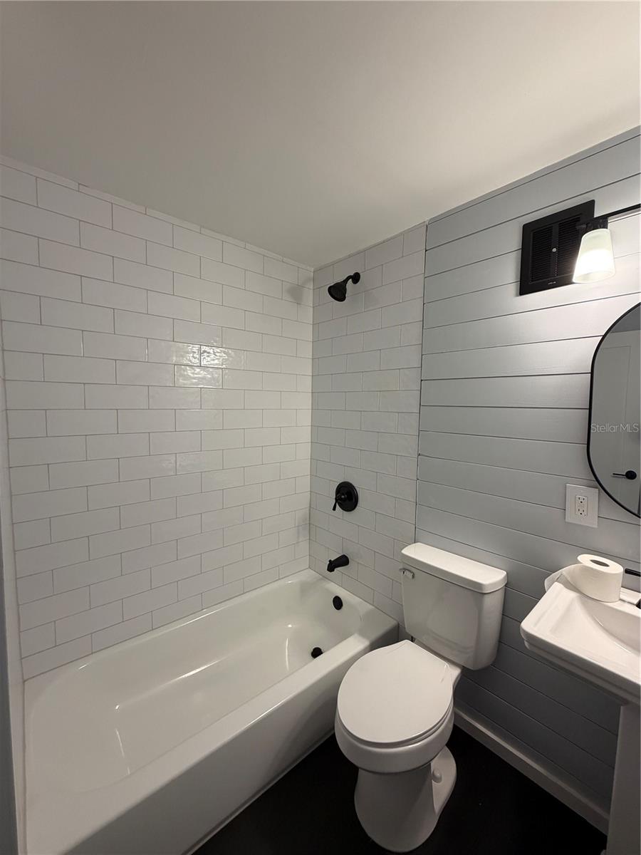 Image 8 of 11 For 320 Lakeview Street 220