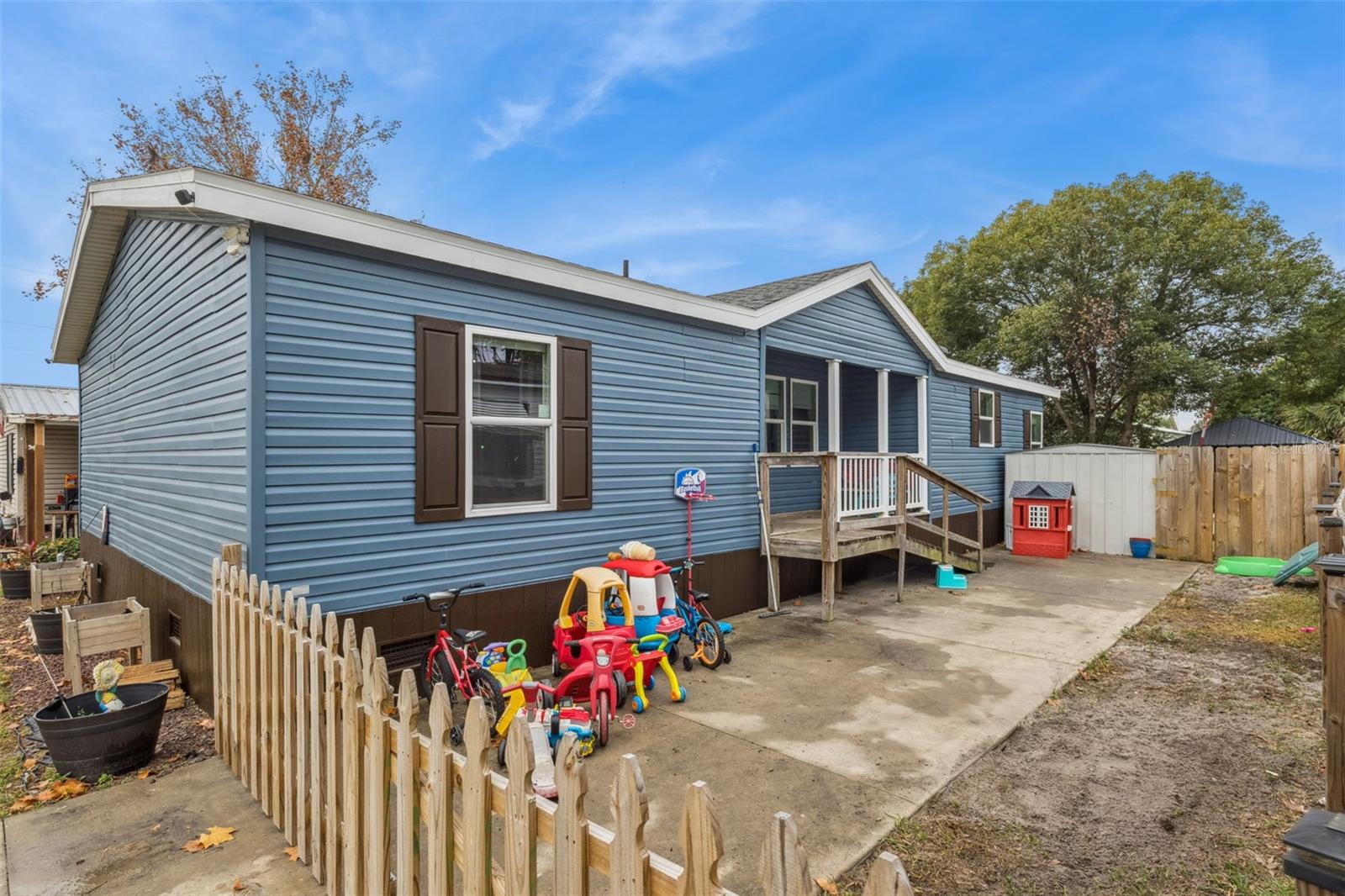 Details for 4 Cayman Circle, UMATILLA, FL 32784