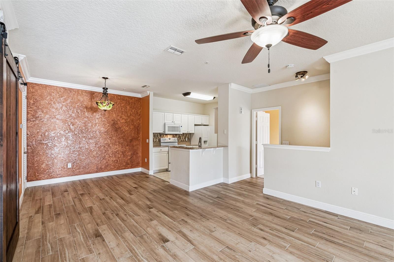 Image 9 of 42 For 316 Southern Pecan Circle 206