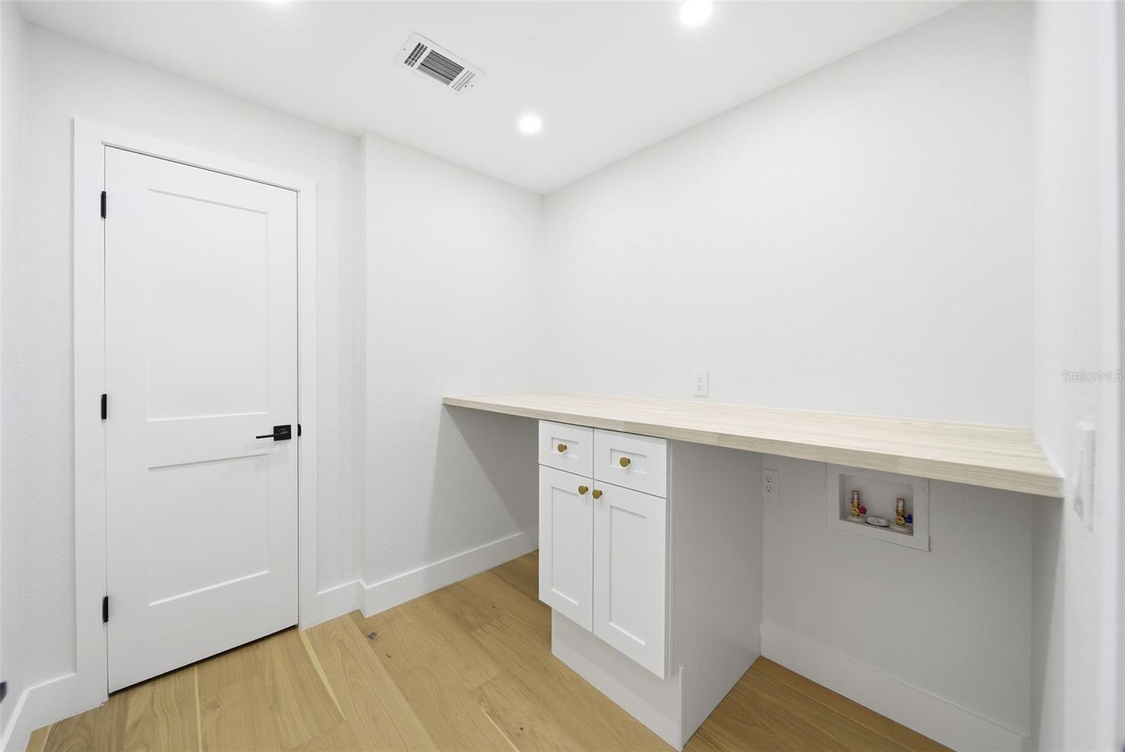 Image 23 of 28 For 1317 Medinah Court