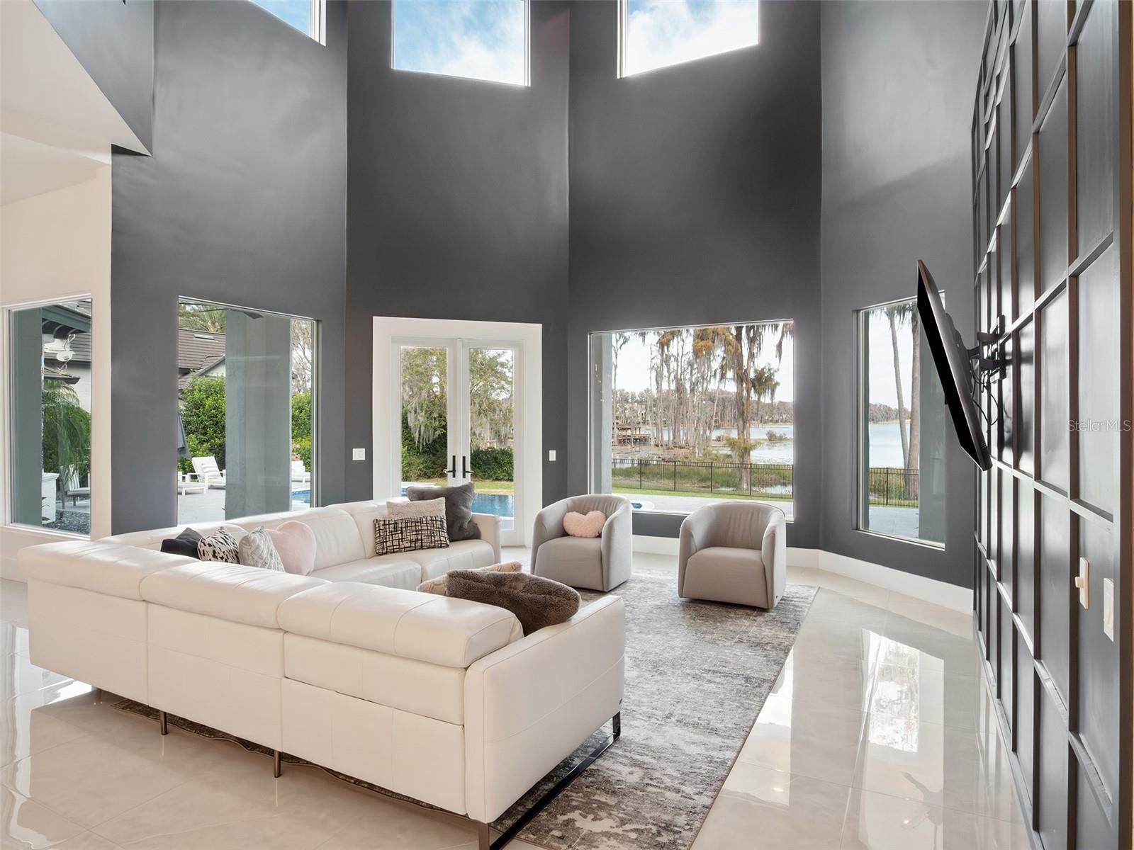 Listing photo id 10 for 6117 Louise Cove Drive