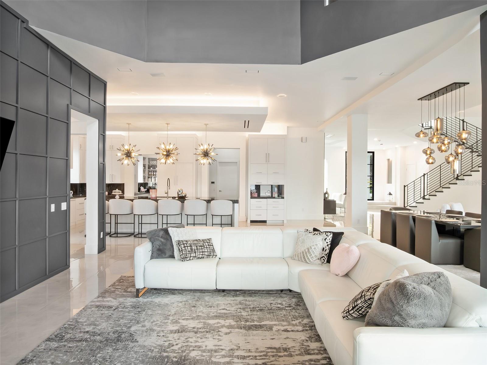 Listing photo id 11 for 6117 Louise Cove Drive