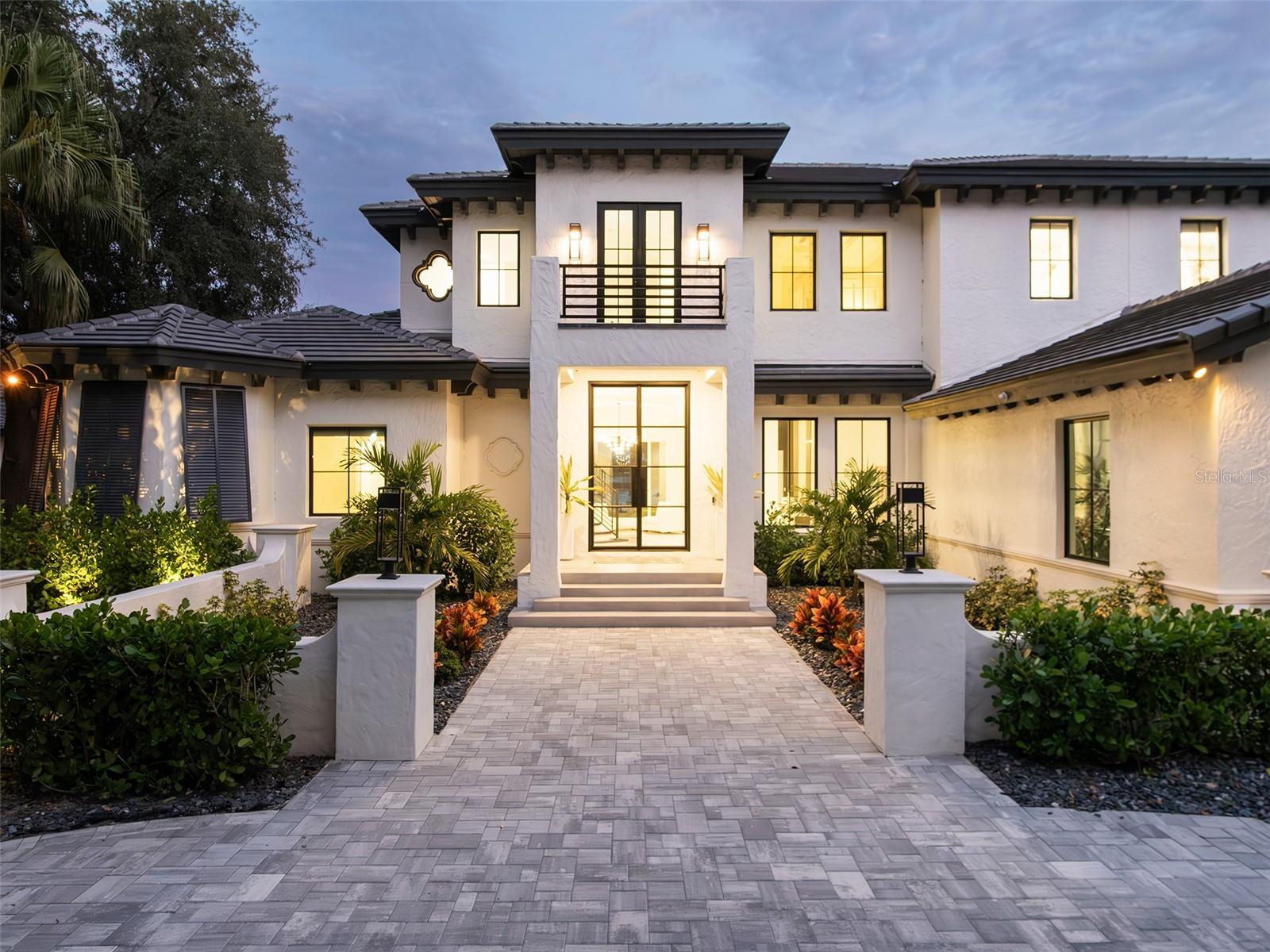 Listing photo id 1 for 6117 Louise Cove Drive