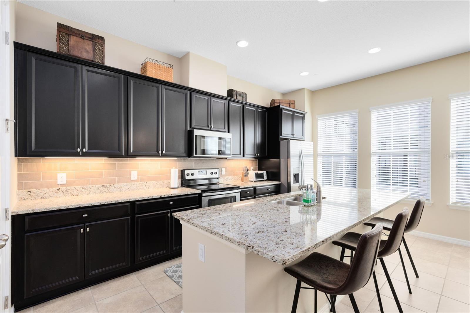 Image 4 of 34 For 204 Queen Palm Court