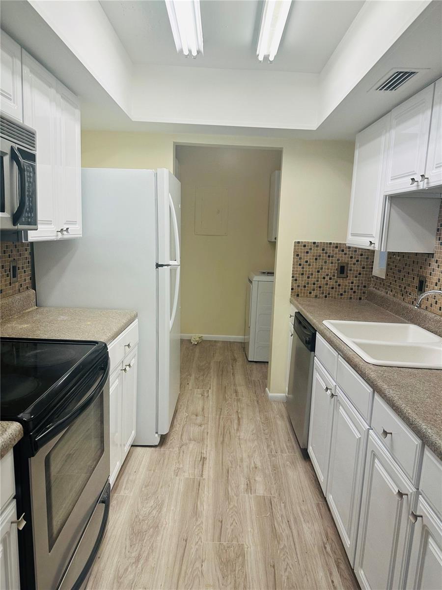 Image 4 of 19 For 6057 Windhover Drive E08