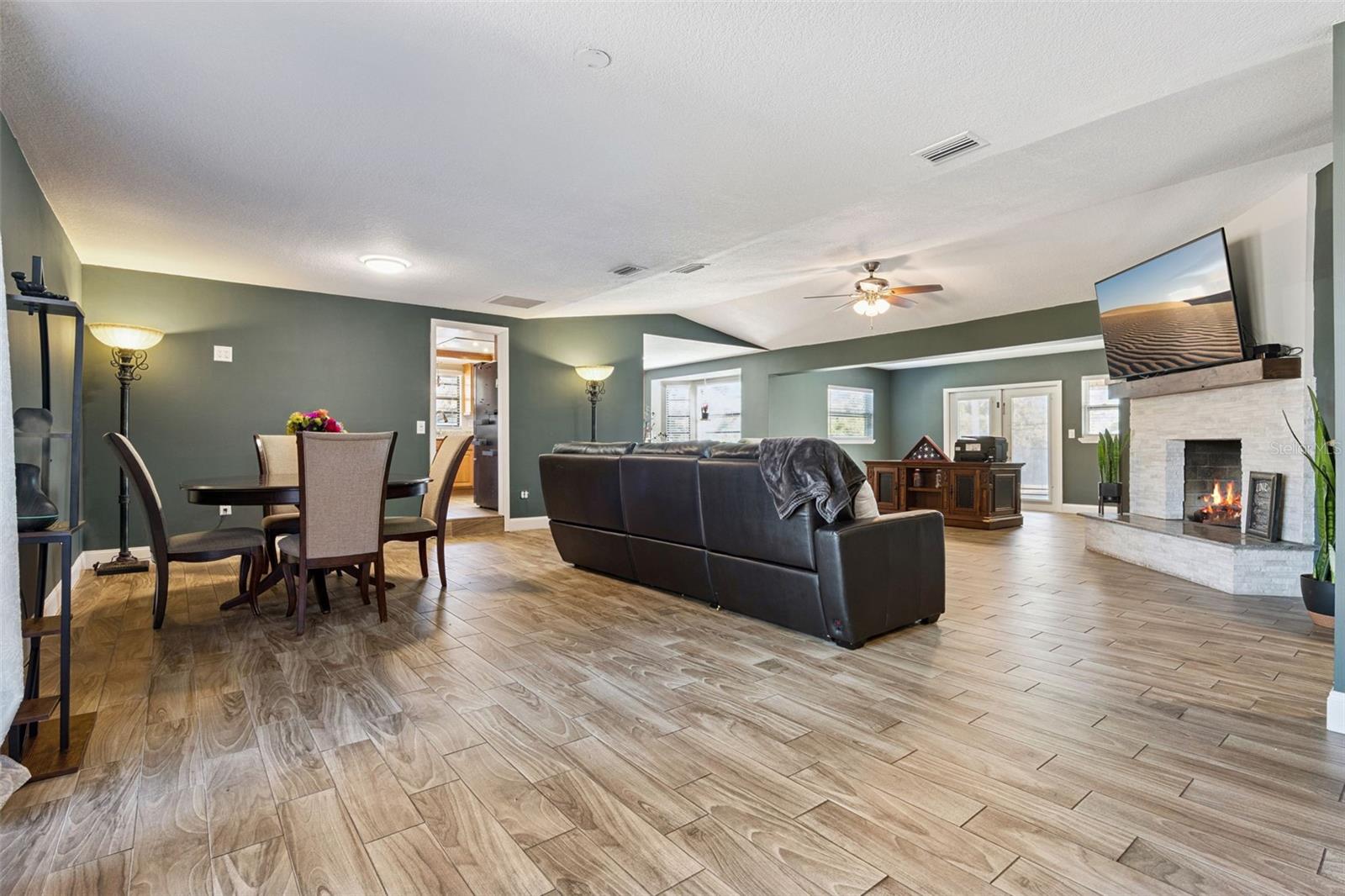 Image 11 of 32 For 120 Cumberland Circle