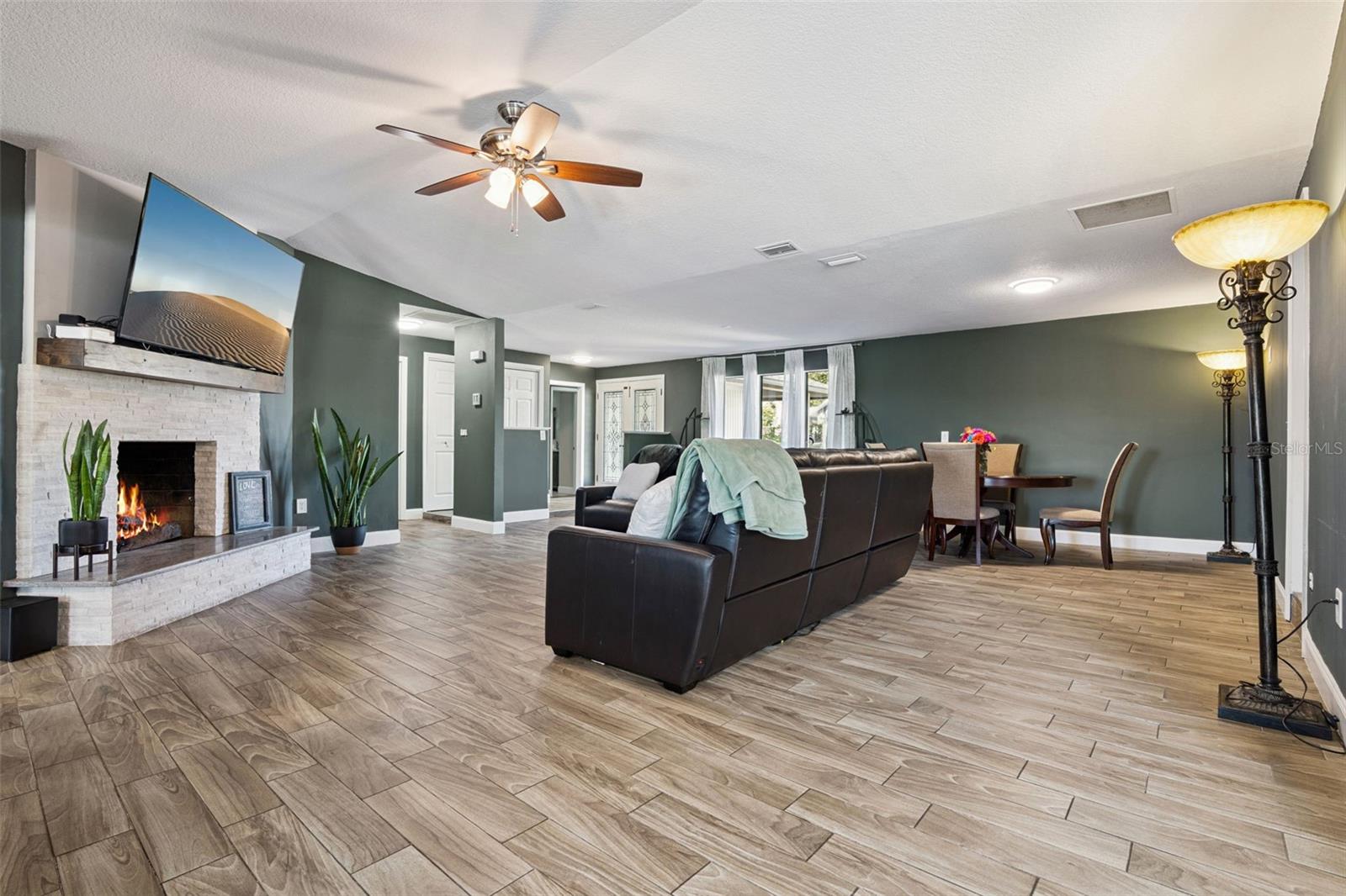 Image 6 of 32 For 120 Cumberland Circle