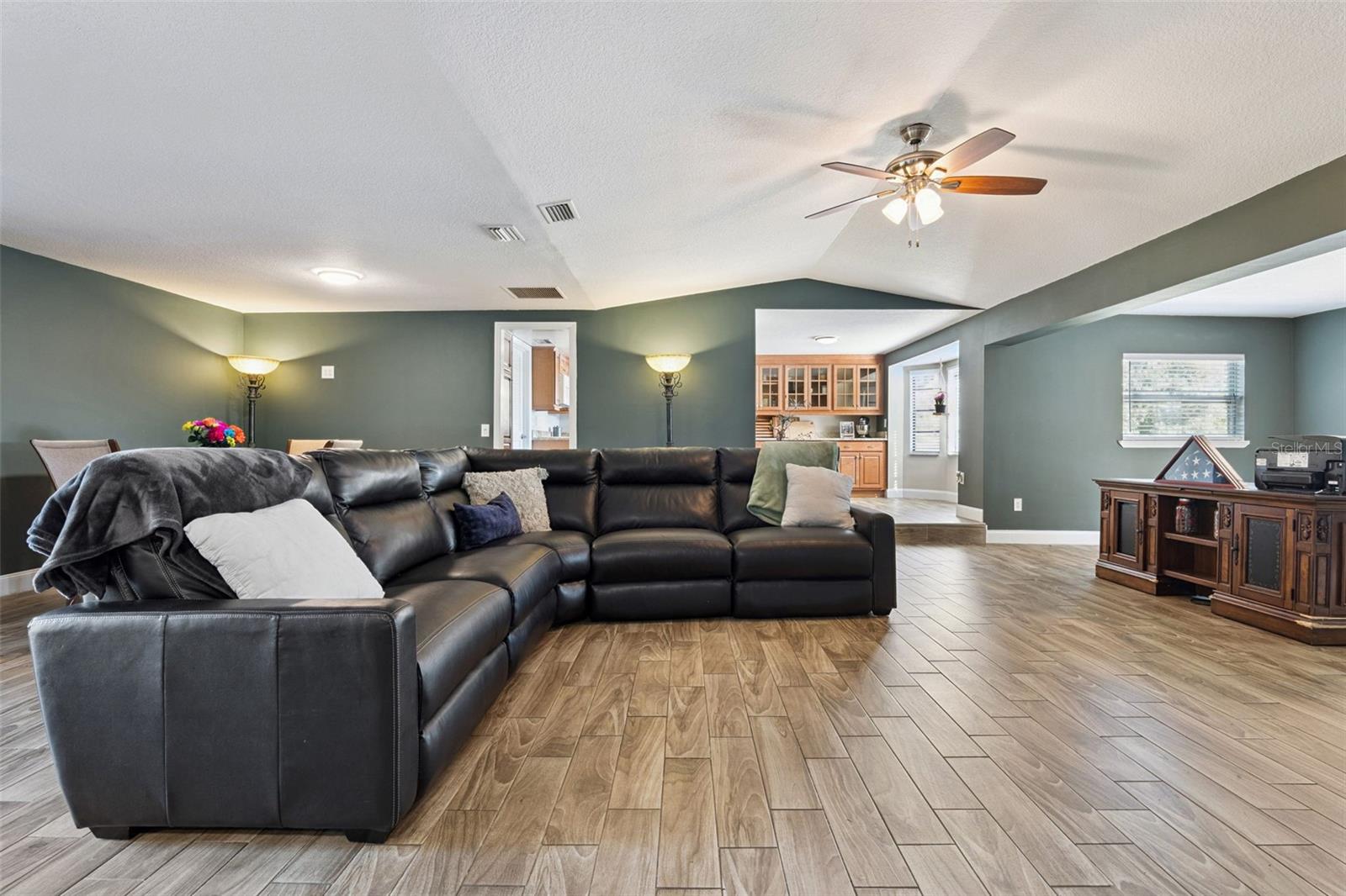 Image 8 of 32 For 120 Cumberland Circle