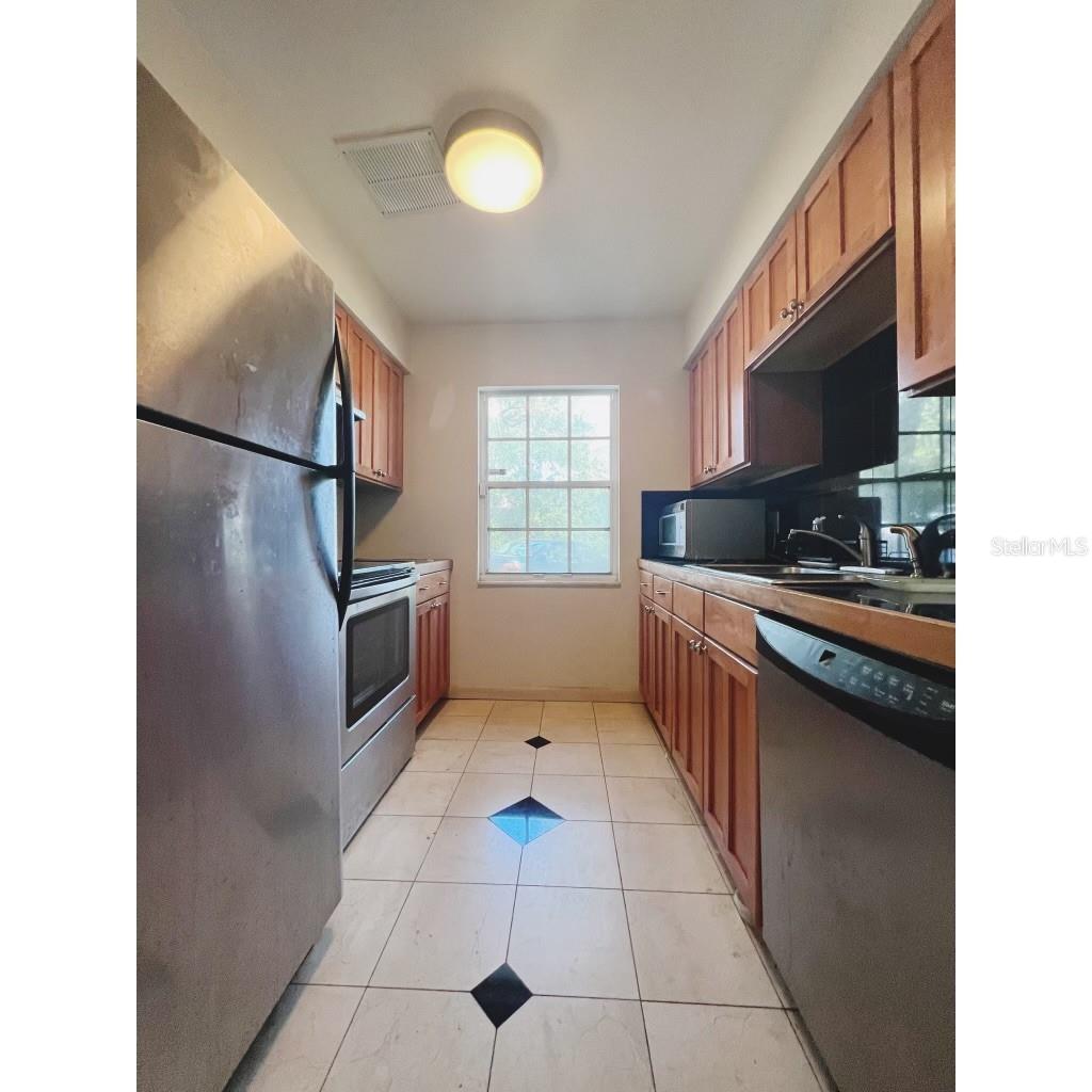 Image 4 of 8 For 515 Hyer Avenue 1