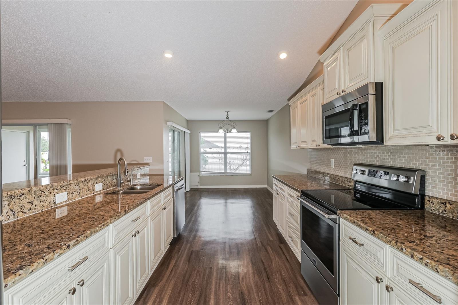 Image 10 of 21 For 7519 Floral Circle E