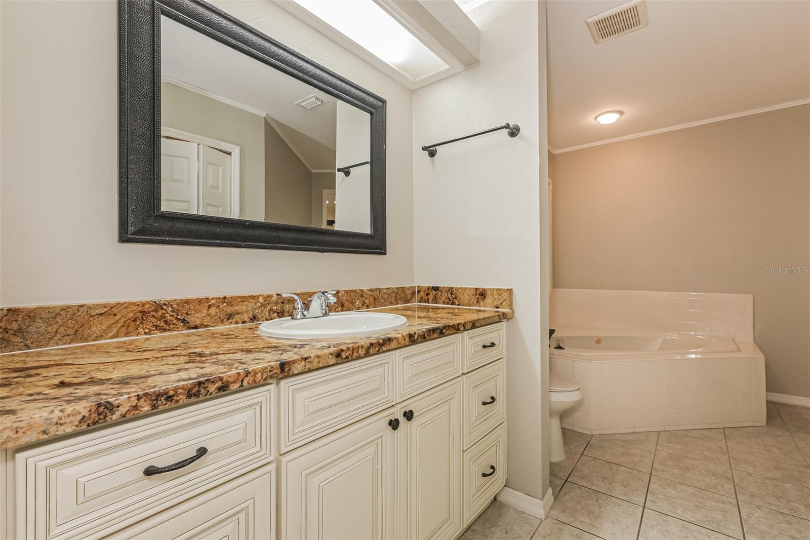 Image 14 of 21 For 7519 Floral Circle E