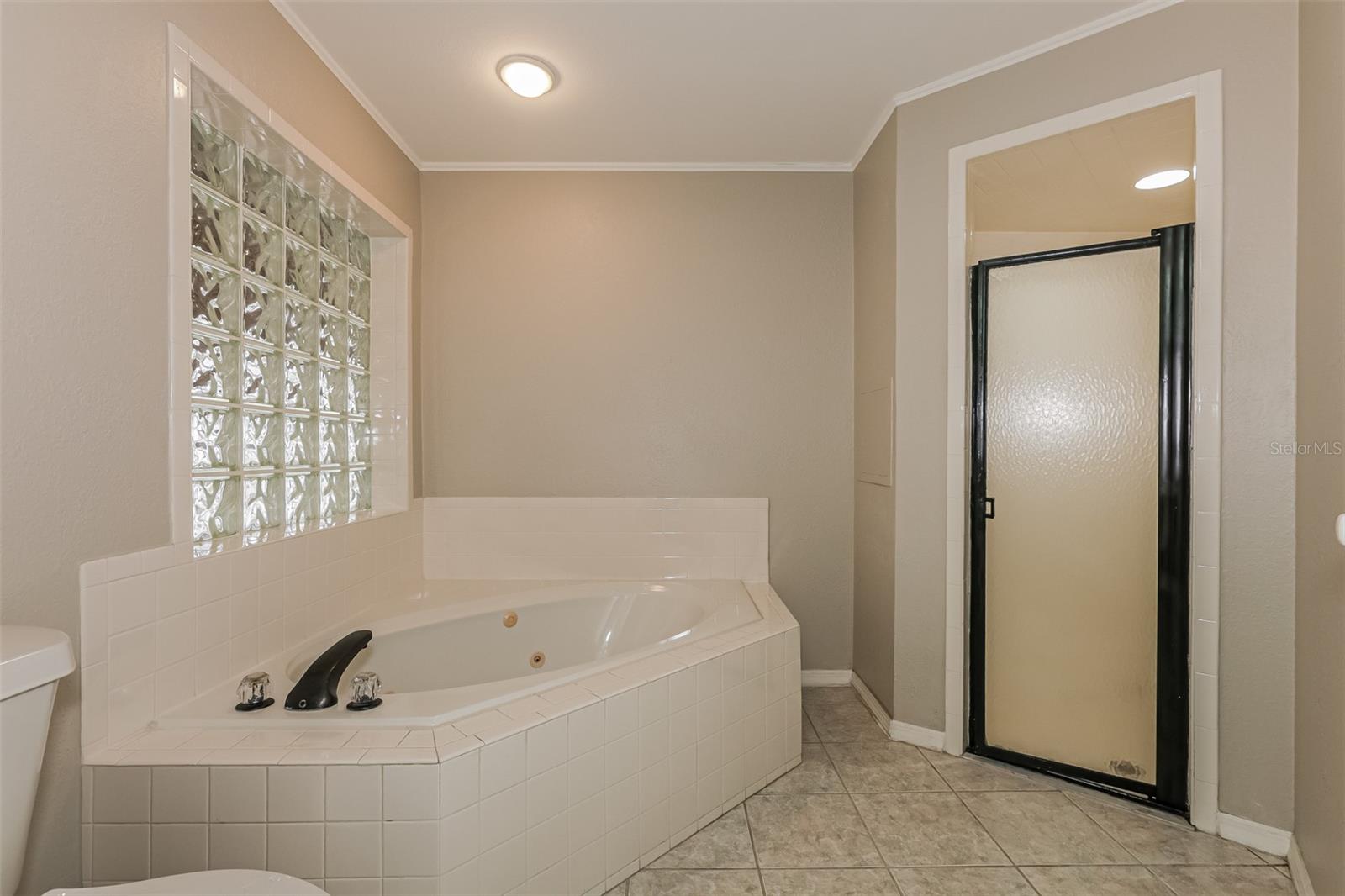 Image 15 of 21 For 7519 Floral Circle E