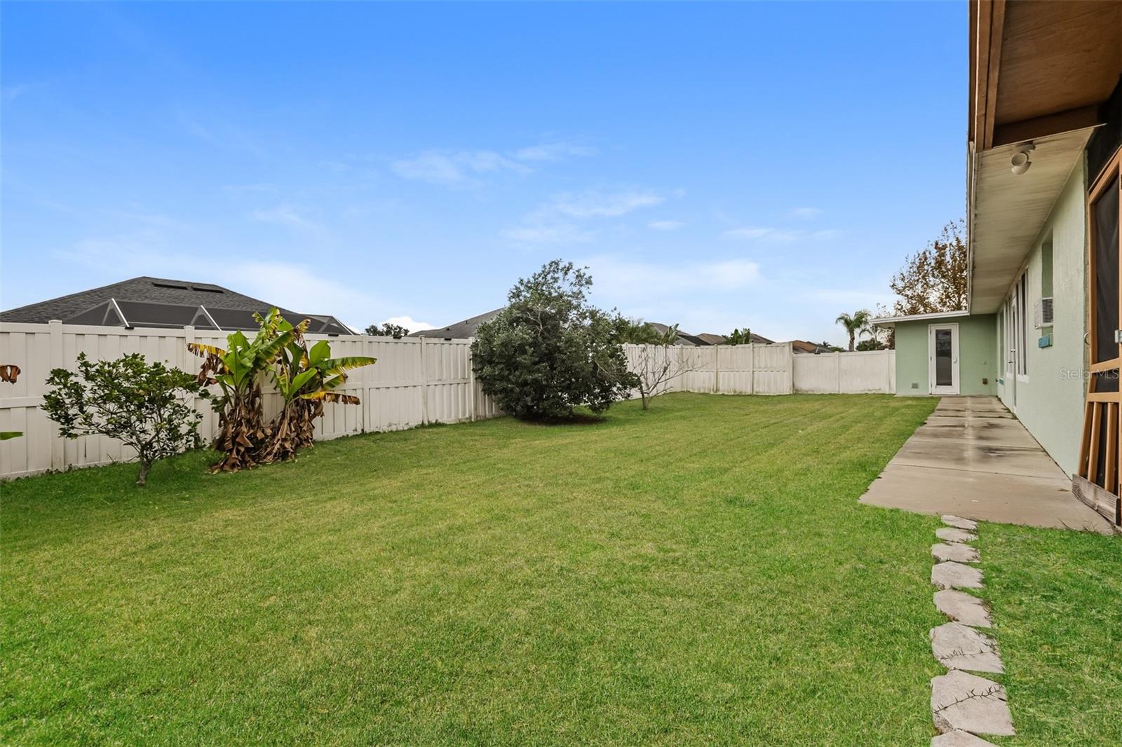 Image 20 of 21 For 7519 Floral Circle E