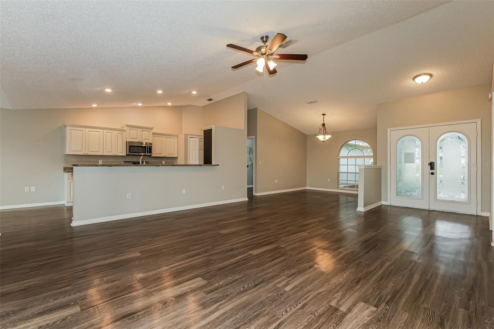 Image 4 of 21 For 7519 Floral Circle E