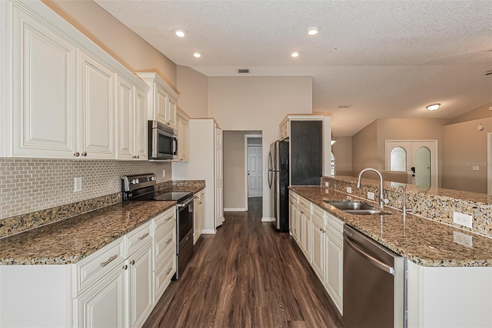 Image 9 of 21 For 7519 Floral Circle E