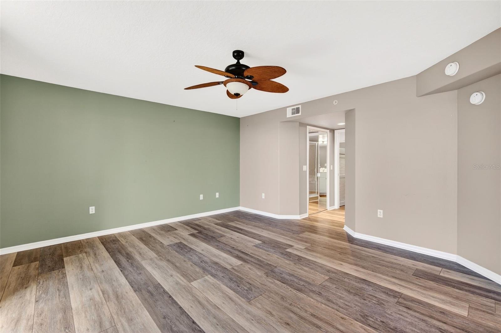 Image 22 of 52 For 821 Del Rio Way 301