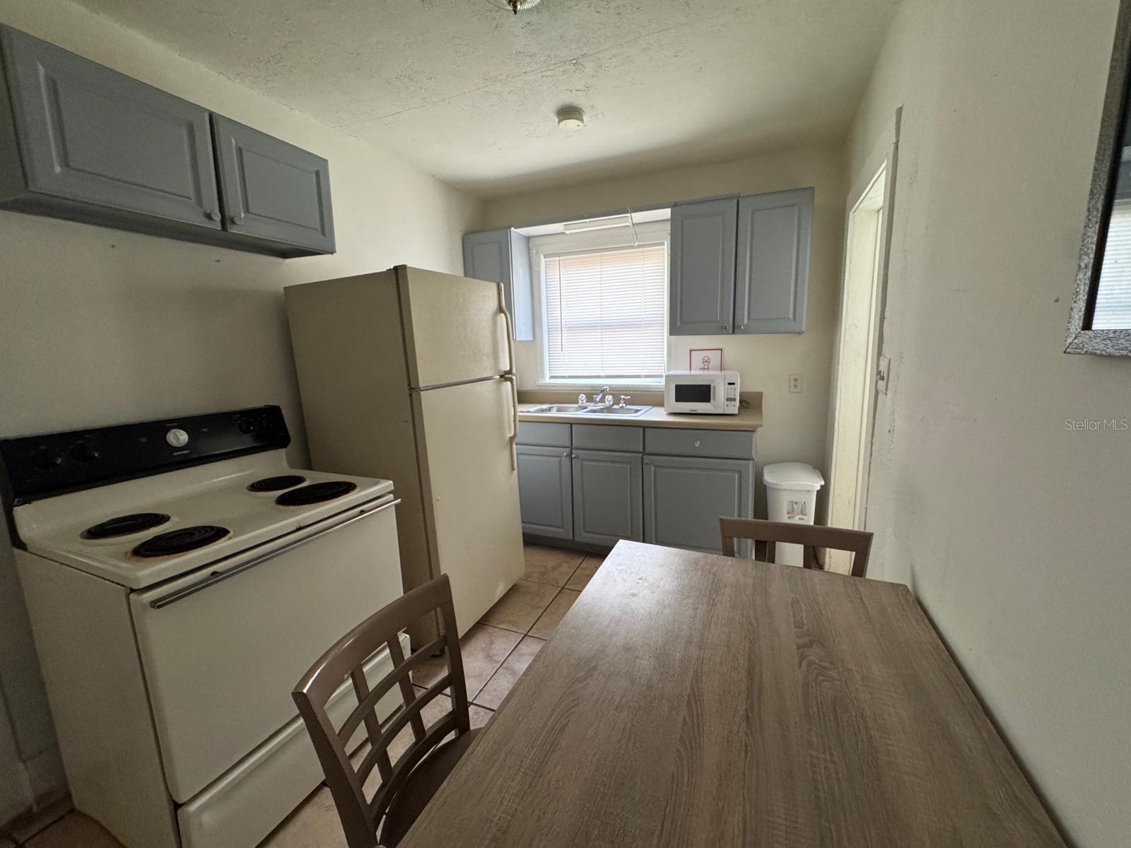 Image 4 of 14 For 728 Columbia Street A