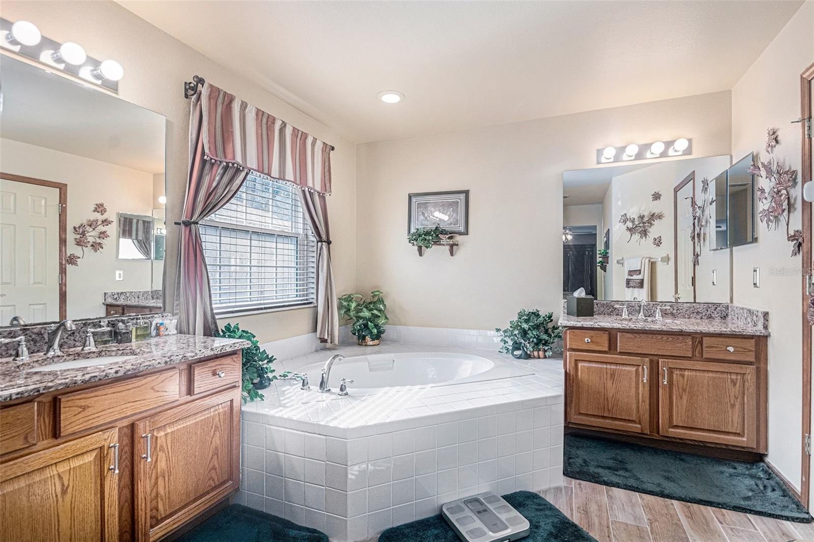 Image 16 of 30 For 2370 Alclobe Circle