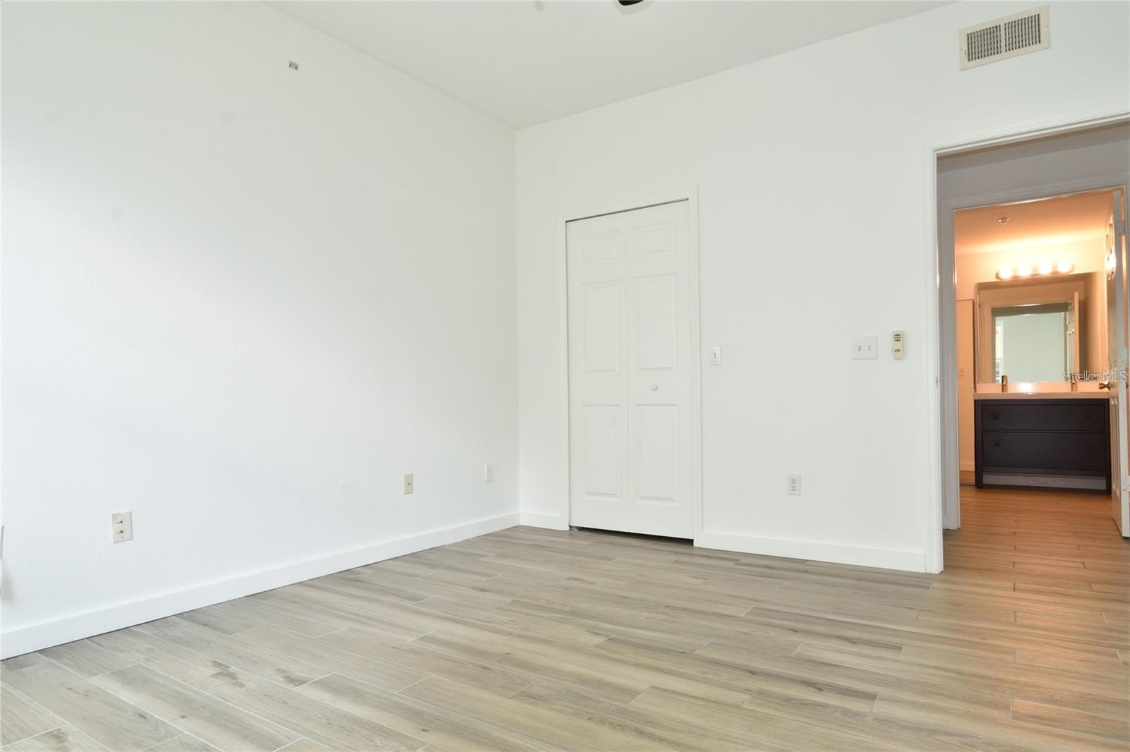 Image 10 of 32 For 3396 Parkchester Square Boulevard 104