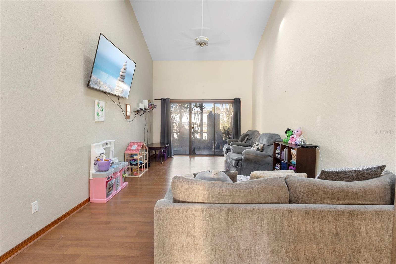 Image 14 of 44 For 347 W Castlewood Lane