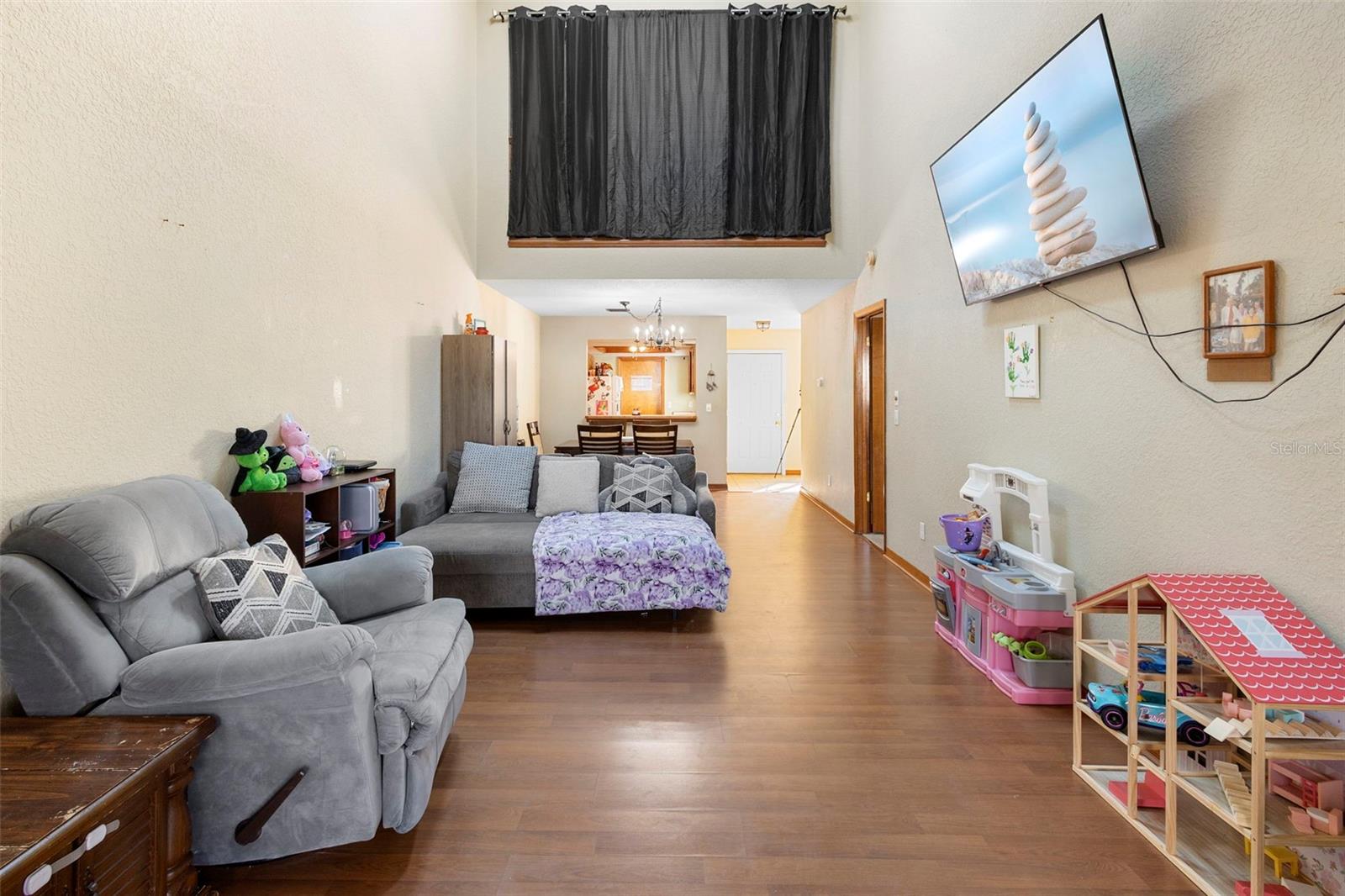 Image 15 of 44 For 347 W Castlewood Lane