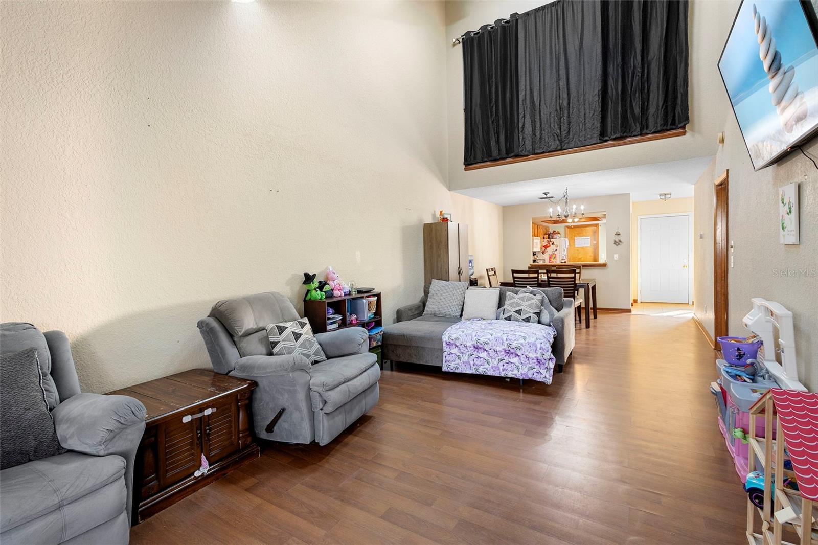 Image 16 of 44 For 347 W Castlewood Lane