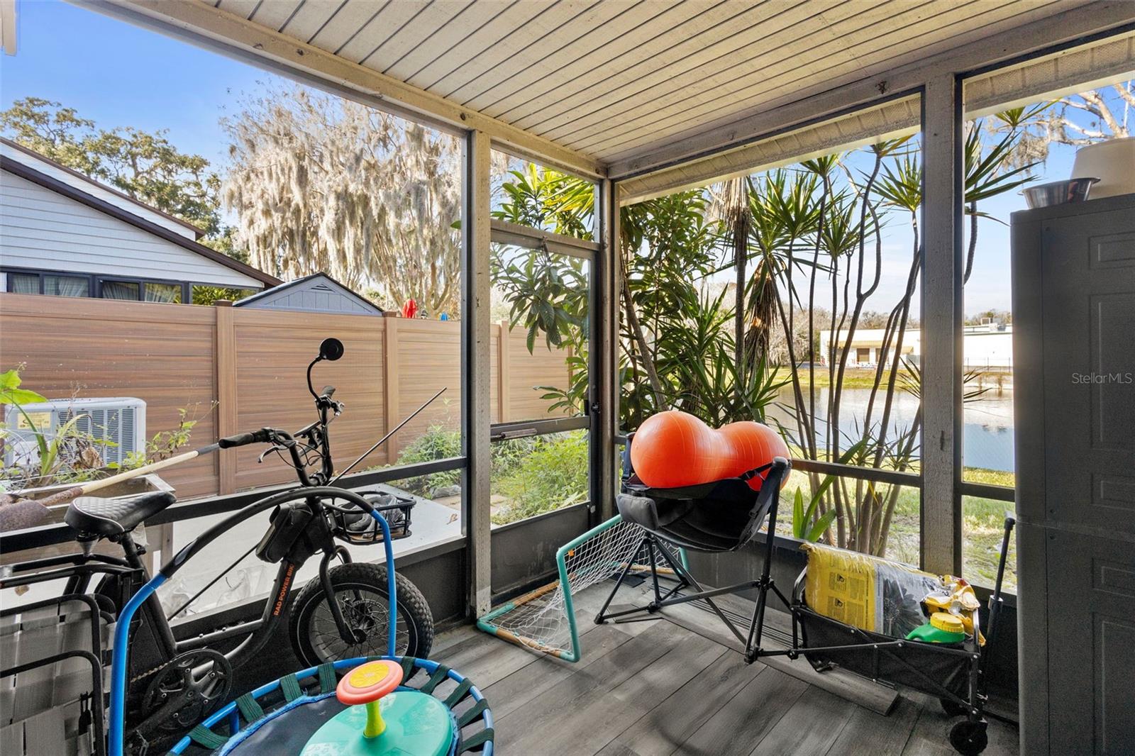 Image 29 of 44 For 347 W Castlewood Lane