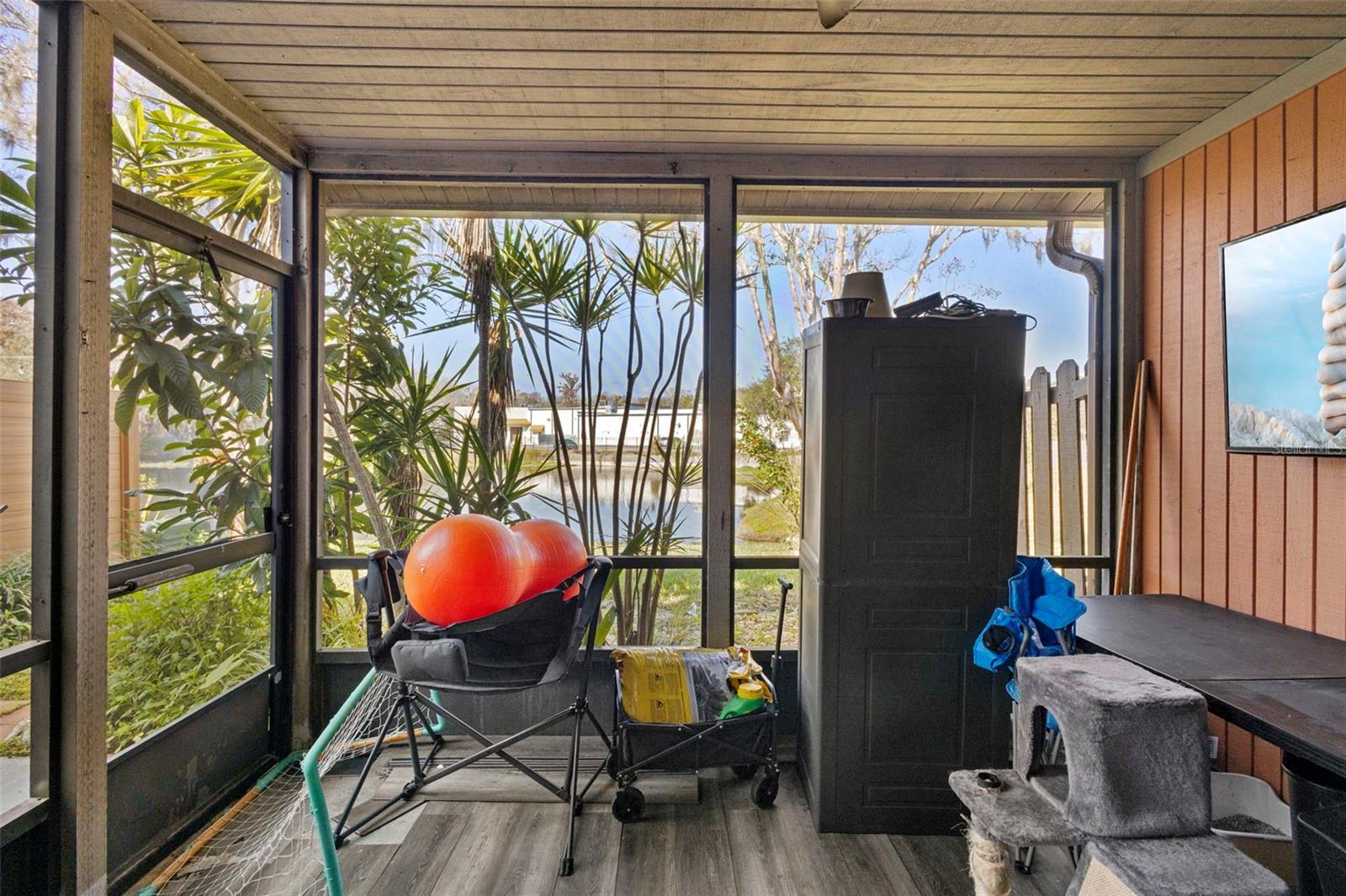 Image 30 of 44 For 347 W Castlewood Lane