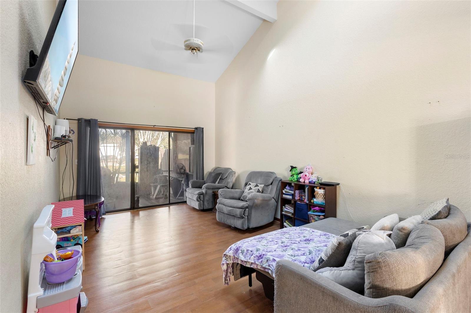 Image 5 of 44 For 347 W Castlewood Lane