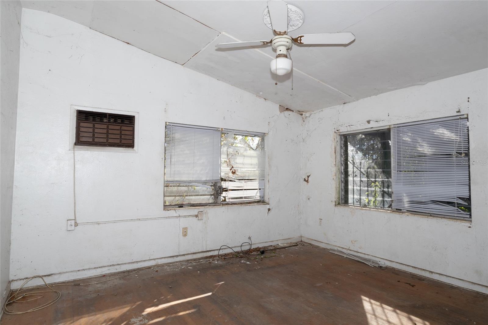 Image 36 of 38 For 4711 Rio Grande Avenue