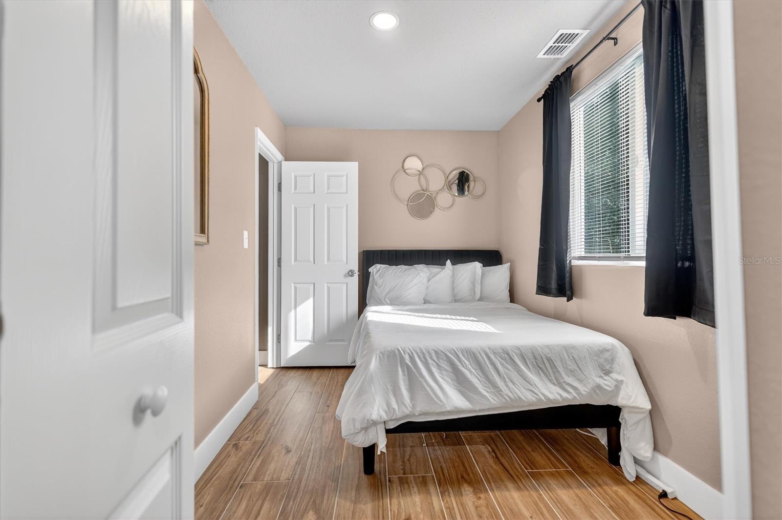 Image 18 of 19 For 917 Mack Avenue