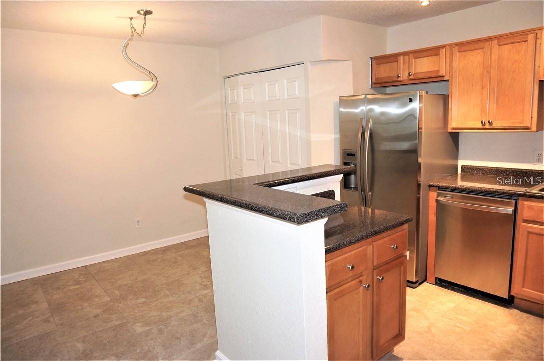 Image 6 of 34 For 315 Lakepointe Drive 102