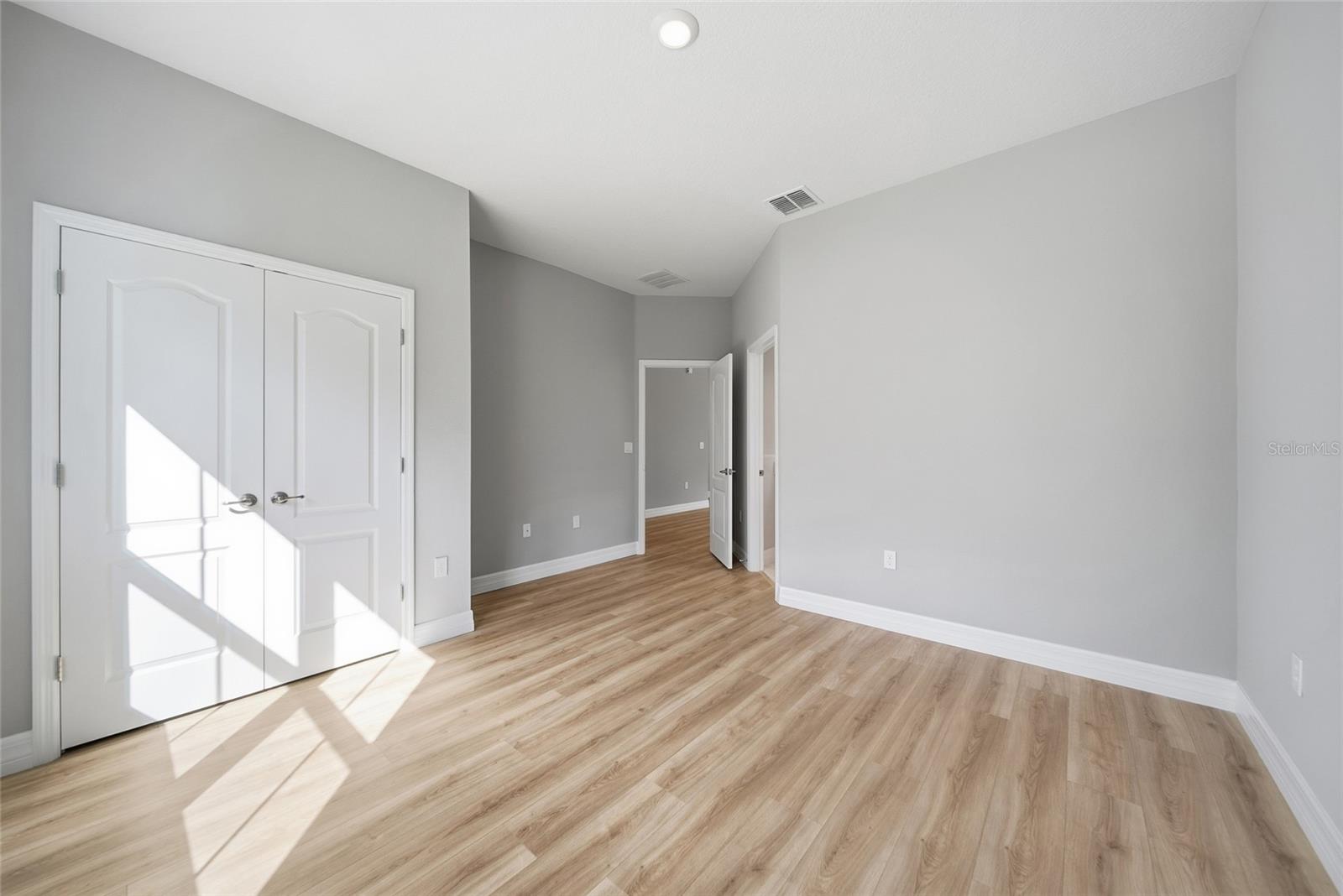 Image 8 of 22 For 32 Glenridge Circle