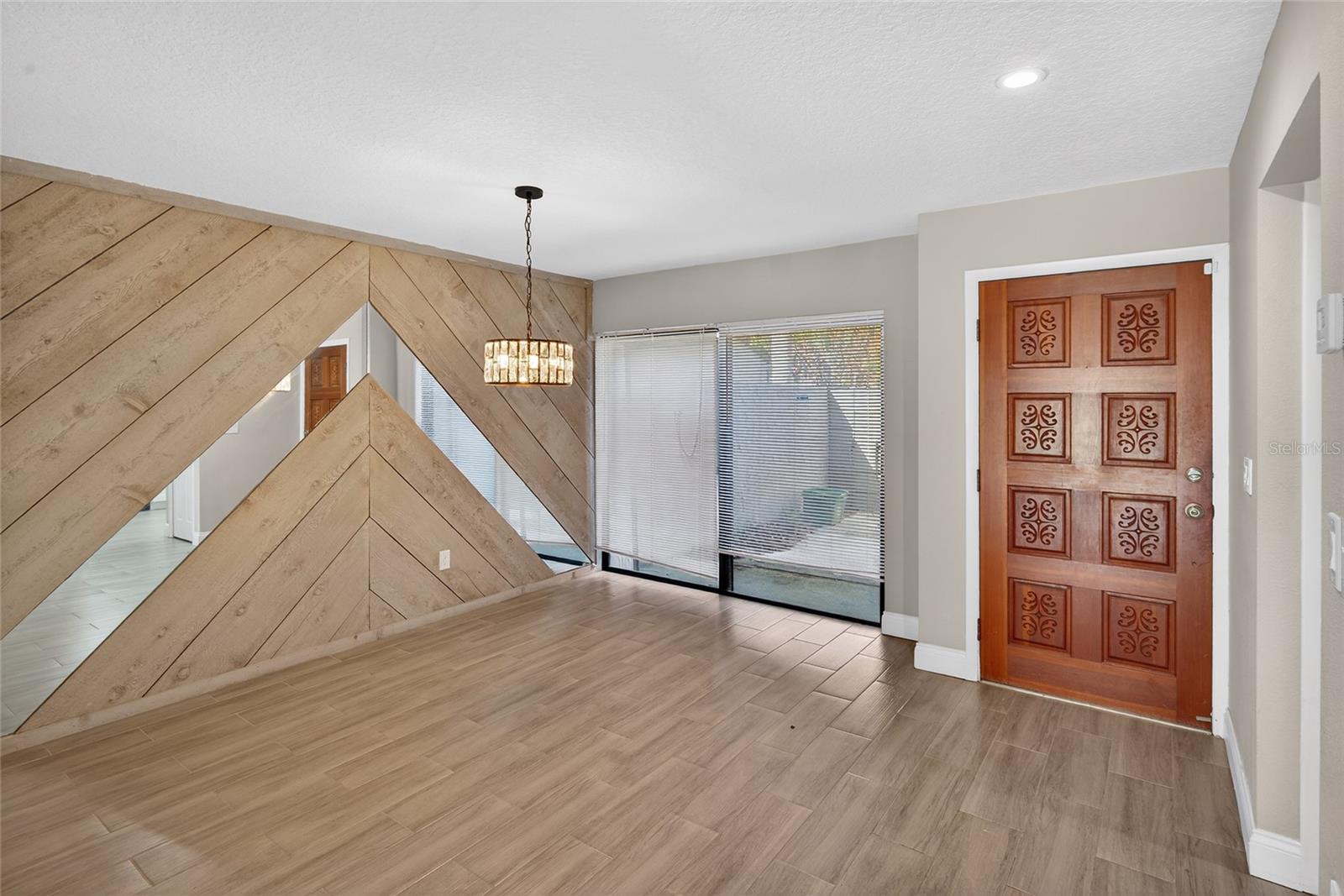 Image 11 of 29 For 605 Woodridge Drive