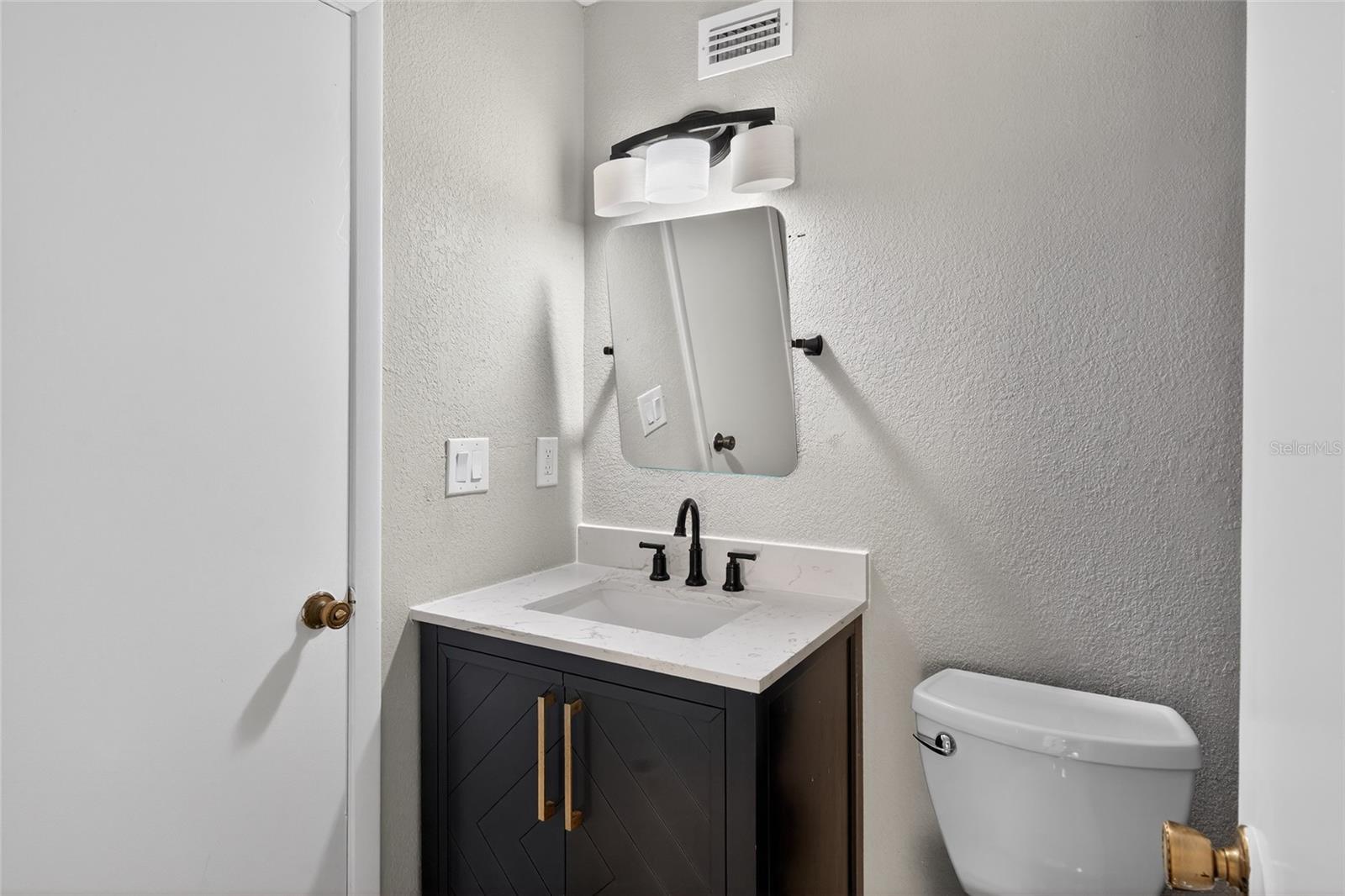 Image 17 of 29 For 605 Woodridge Drive