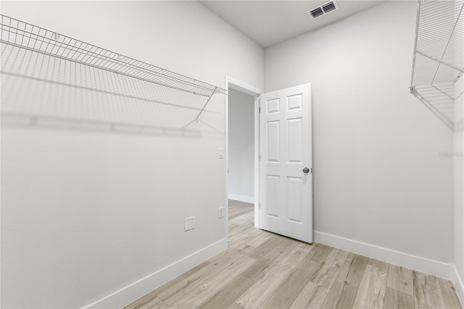 Image 16 of 35 For 1215 Hedgewood Lane