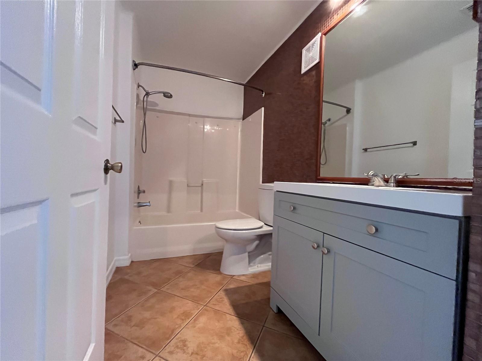 Image 10 of 18 For 5451 Vineland Road 2210