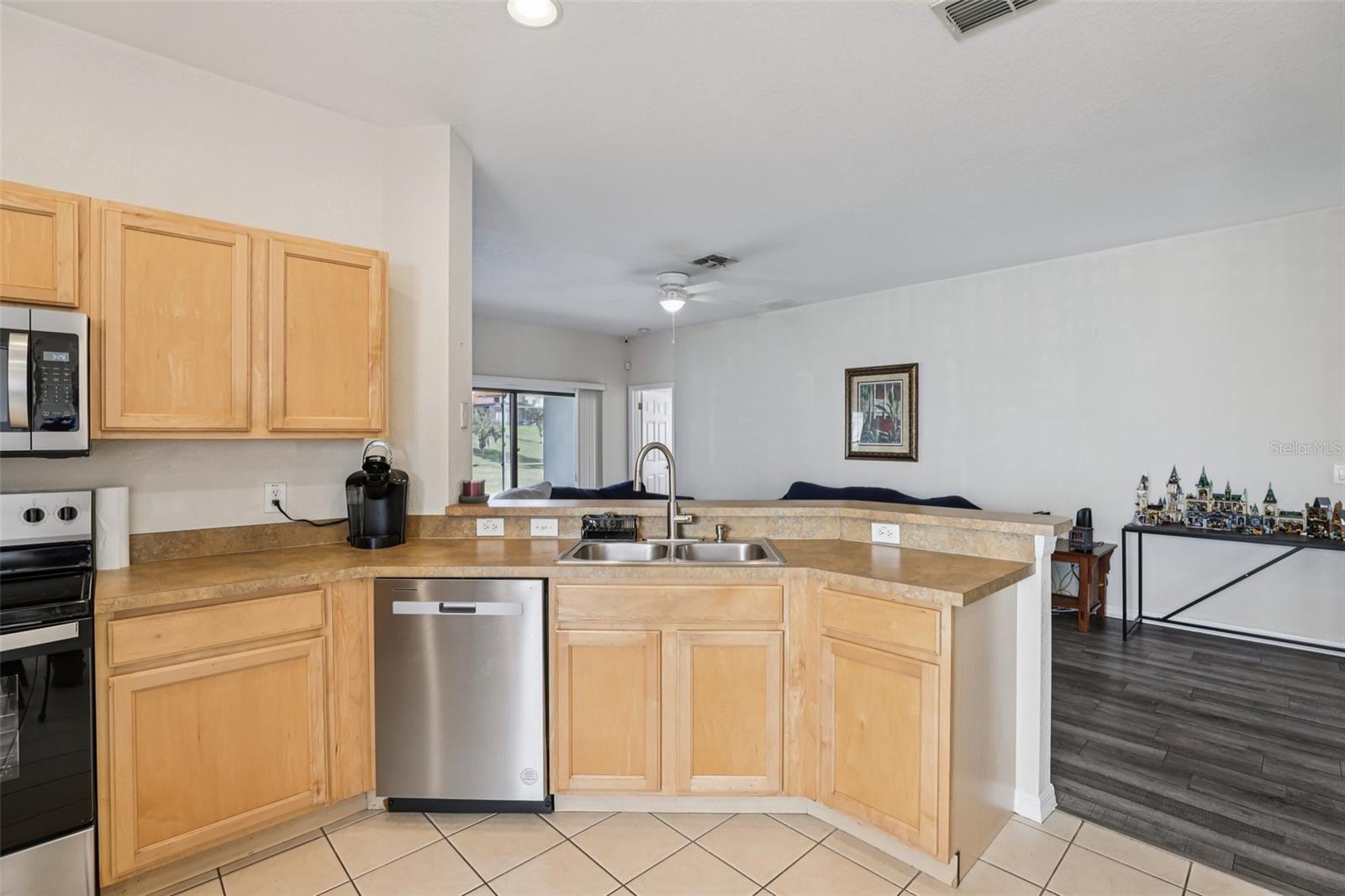 Image 8 of 38 For 328 Summer Place Loop