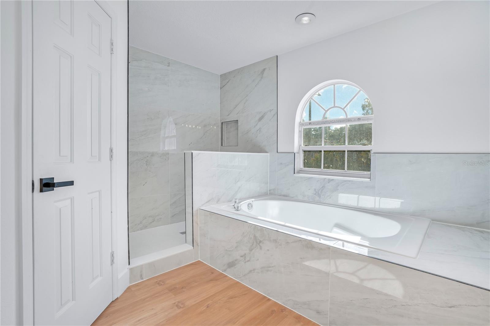 Image 18 of 38 For 444 Acacia Tree Way