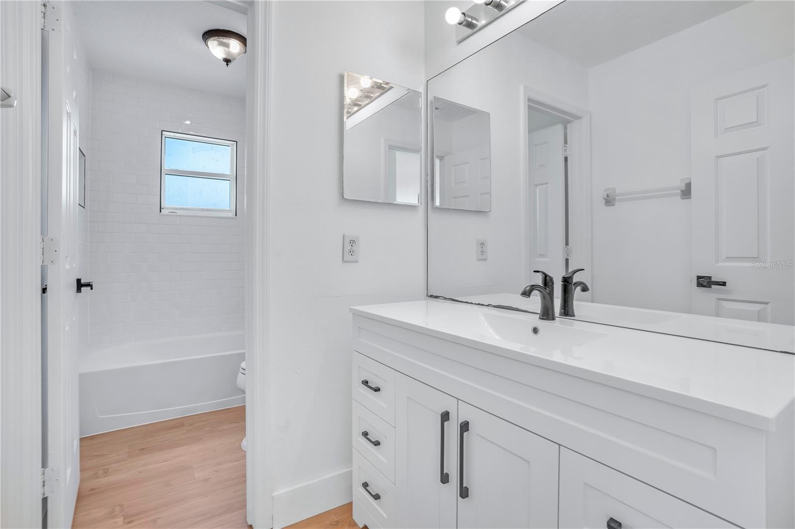 Image 25 of 38 For 444 Acacia Tree Way