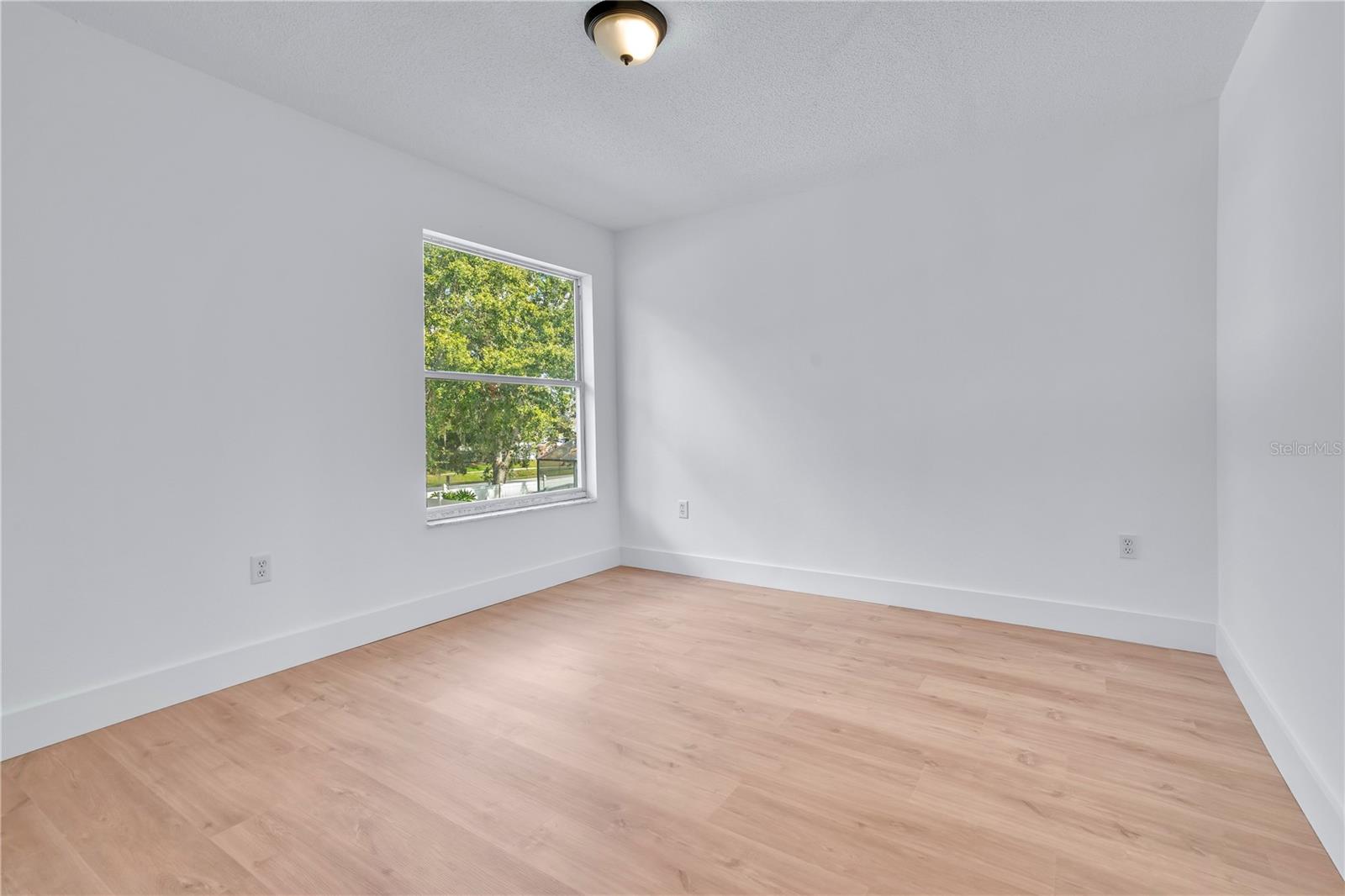 Image 26 of 38 For 444 Acacia Tree Way